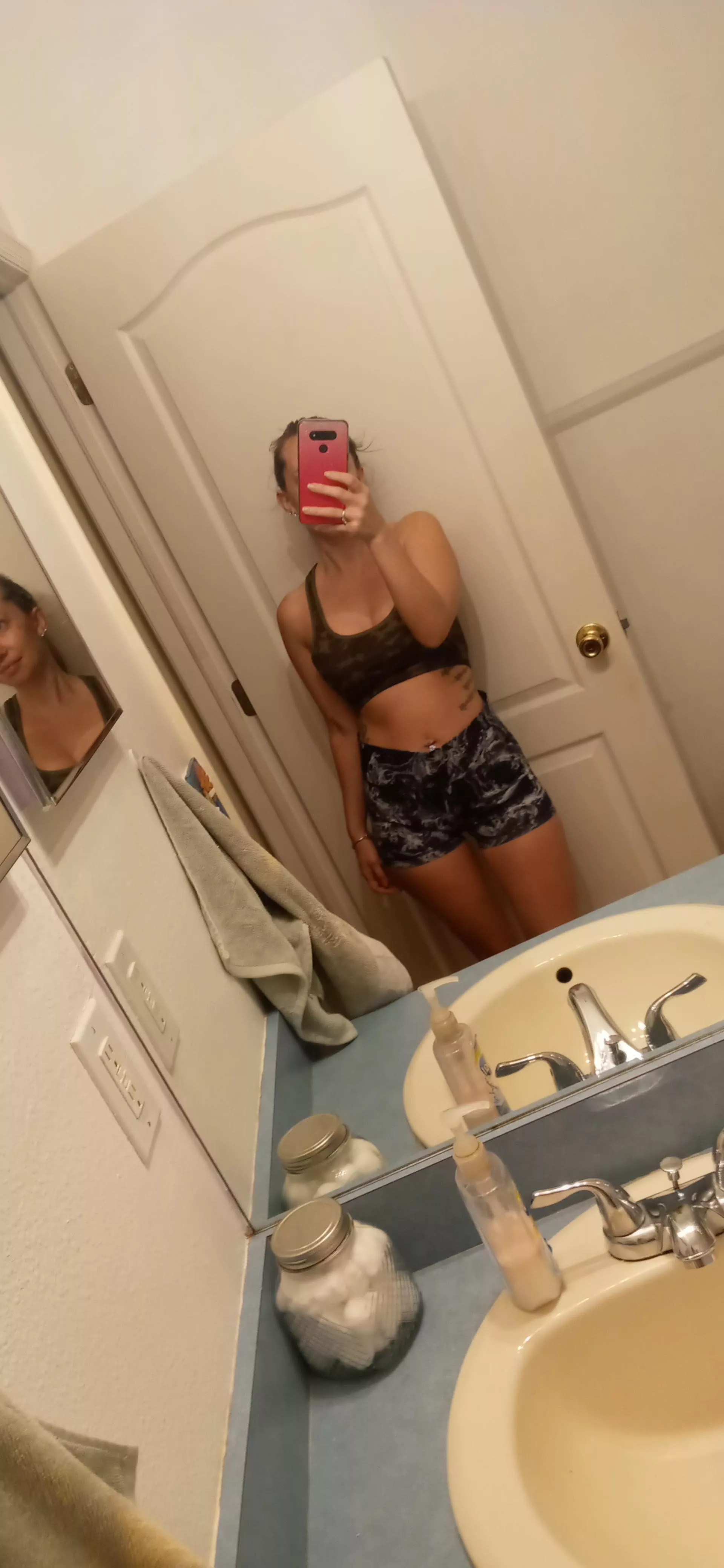 Crazy hair, dont care 🤭 My tummy is starting to look nice 💙