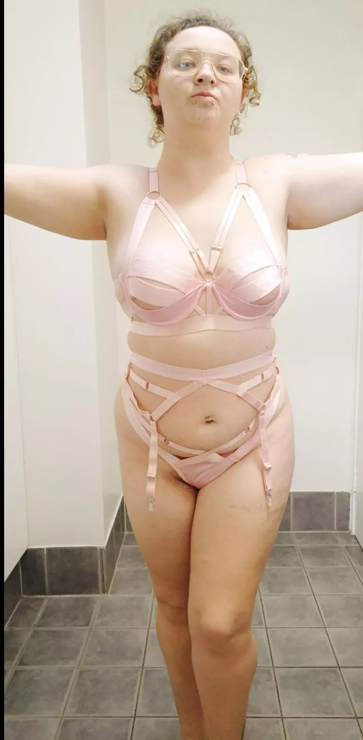 cum for the 5 free nudes stay for the custom vids 😈😈 link below