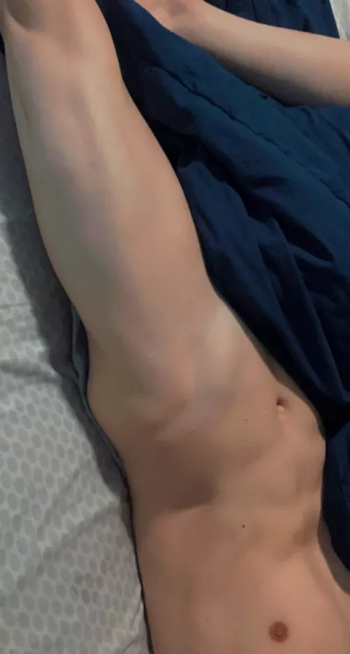 GOOOD [M]ORNIIING😋🌅🌅 from my 6’0” ass struggling to fit in my Twin sized bed😅