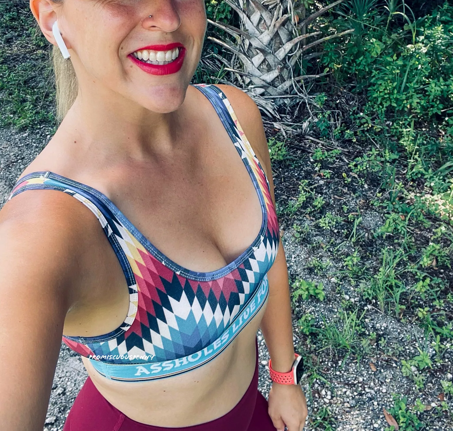 Hoping my workout outfit gets your blood flowing 😉😈