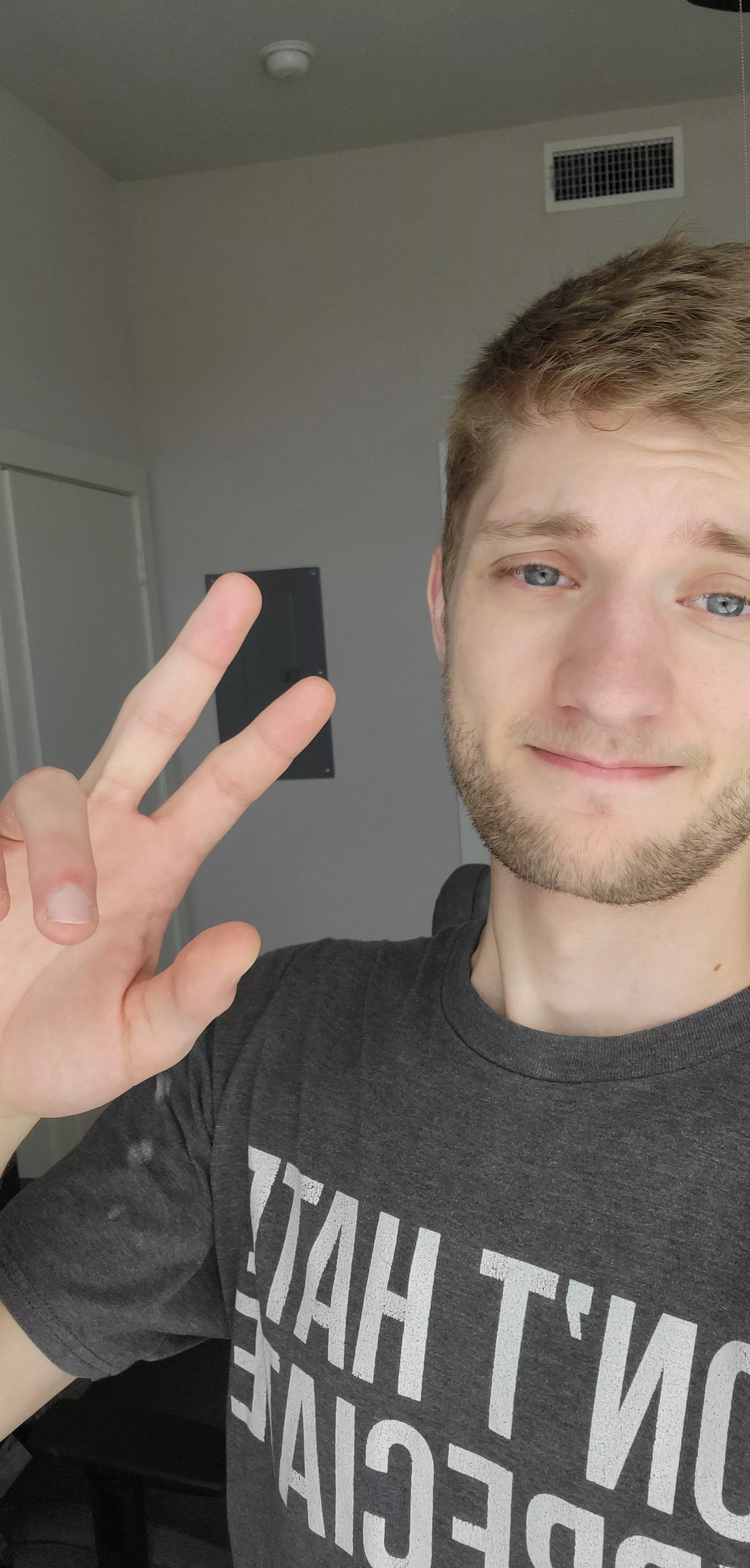 howdy! (play eternal return, free on steam 🧐)