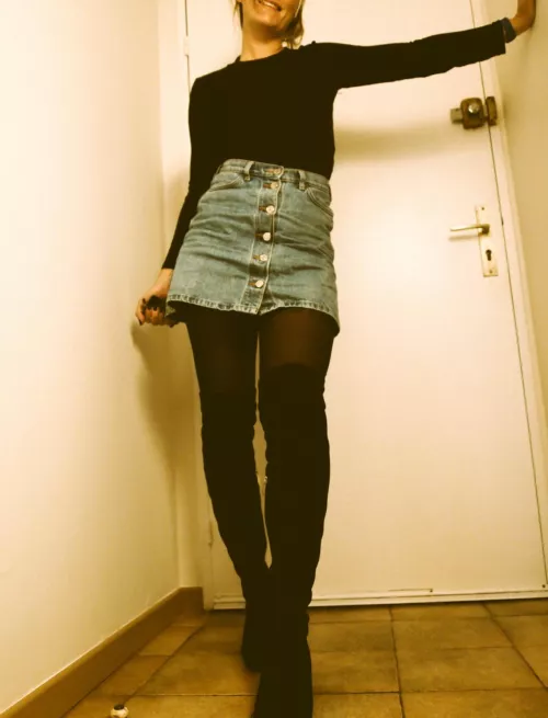 Love the contrast of the boots on the pantyhose