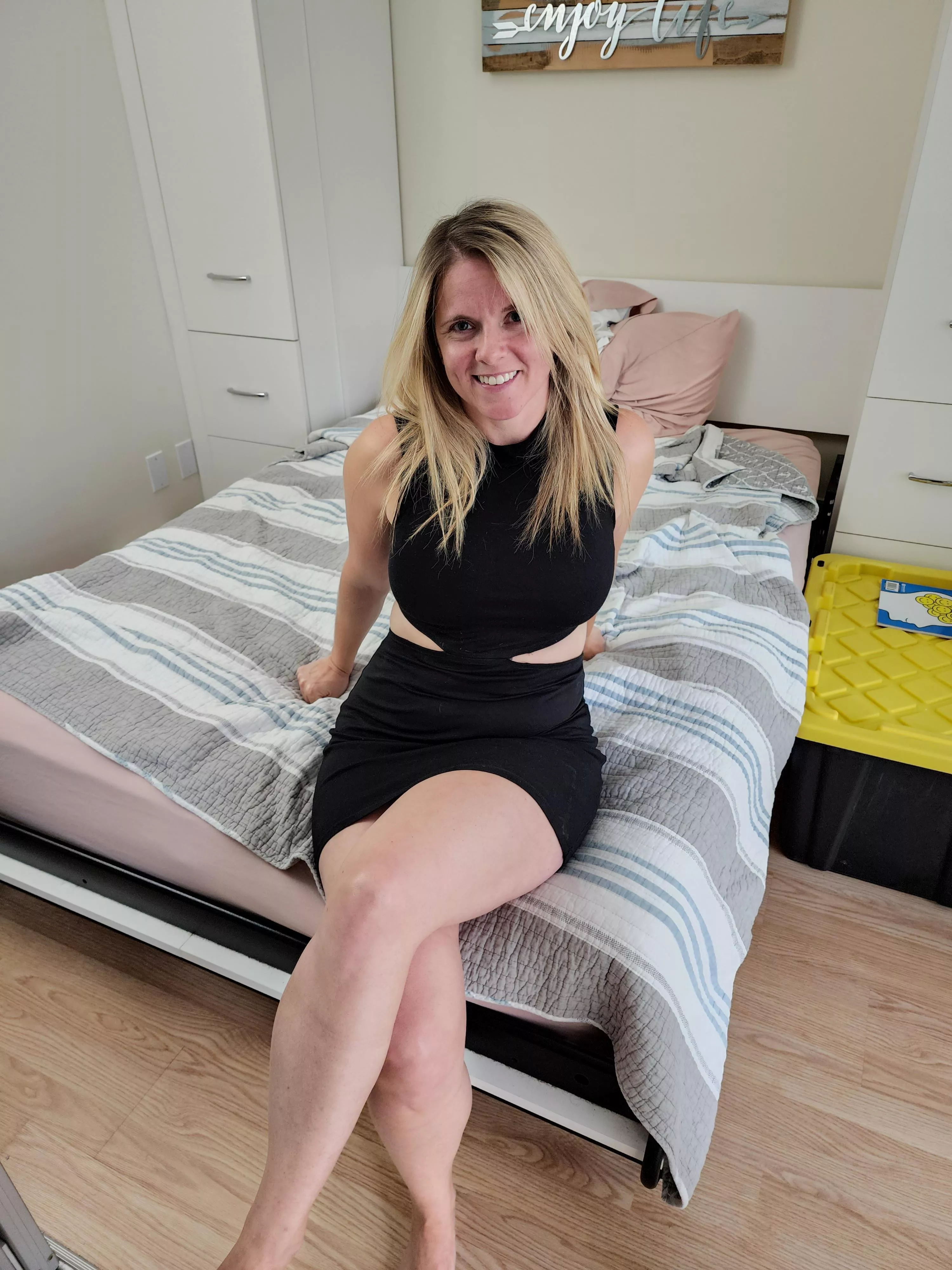 me [f] posing in my dress hoping to catch your eye :)