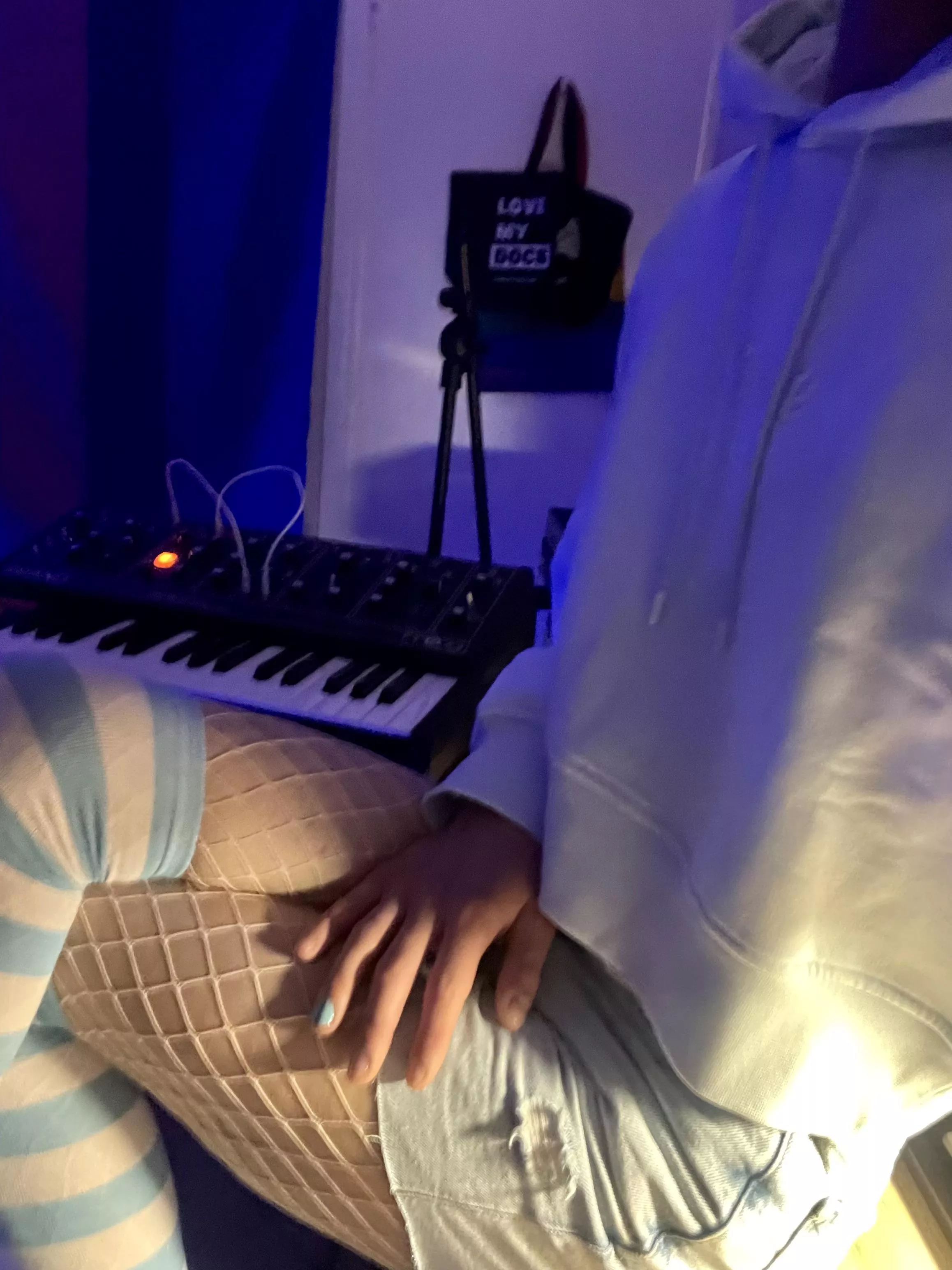 Which one do you wanna try, my synth or my thighs? 😇✌️