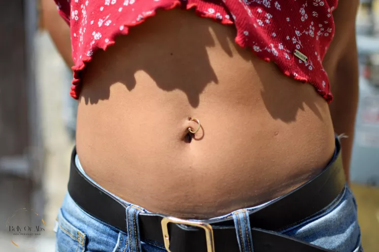 Who else likes tanned bellies and piercings? 📸