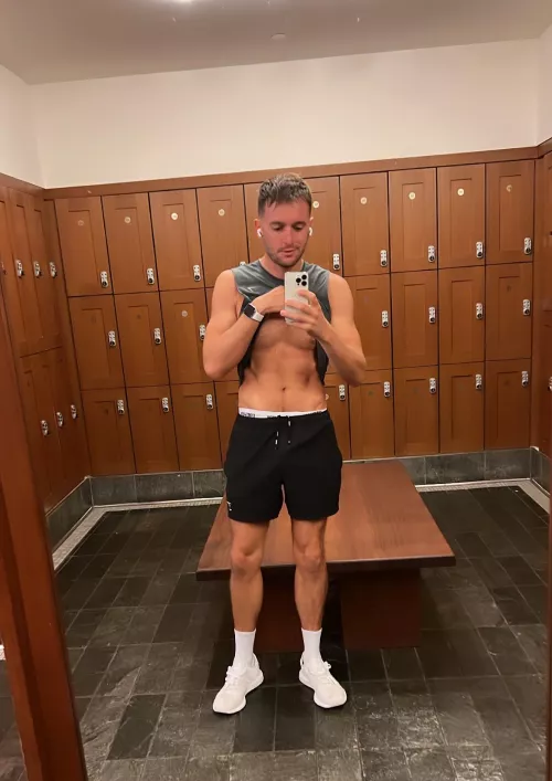 Always flexing at the gym in hopes someone hot catches me