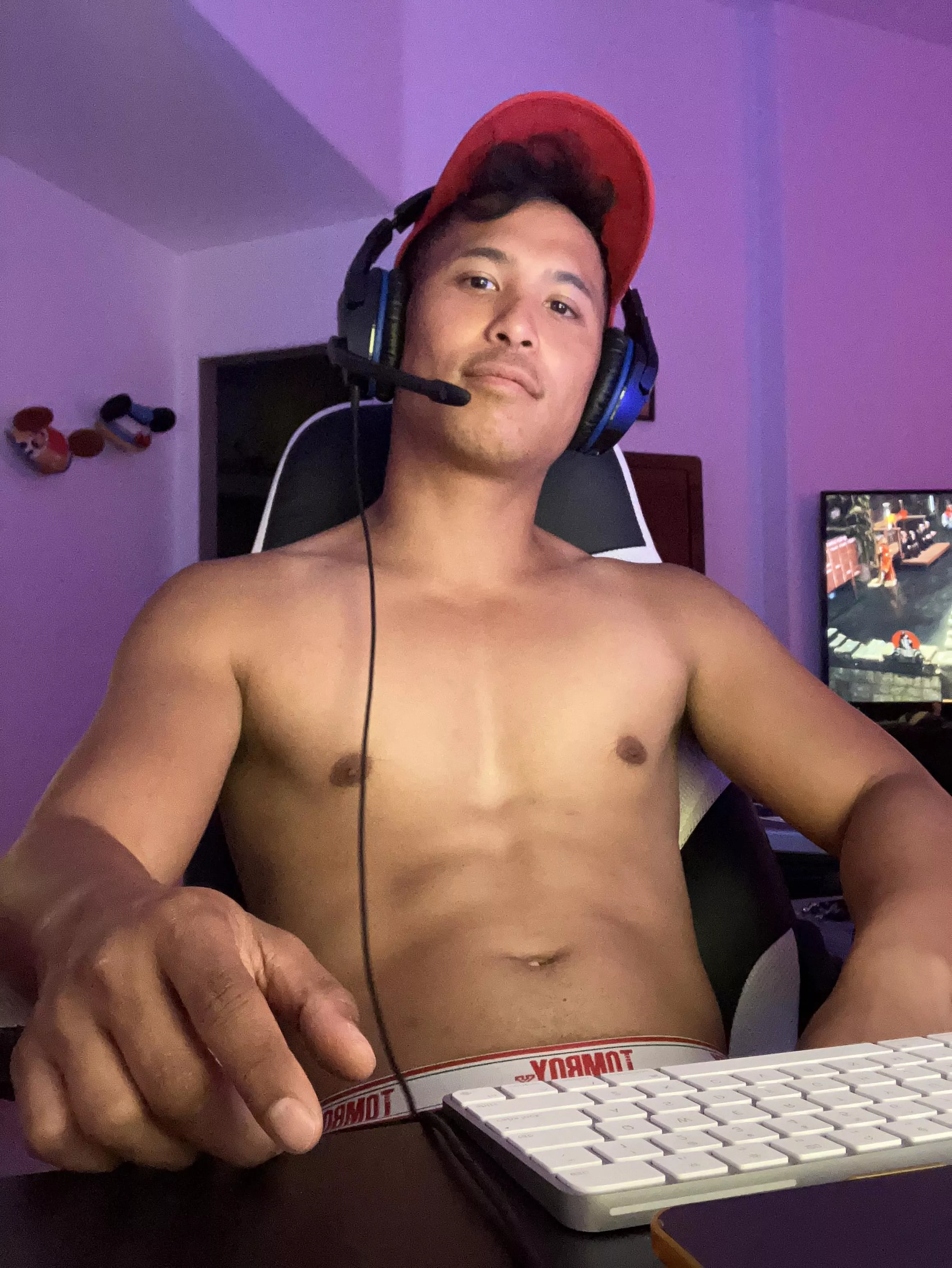 Any Fall Guys/ DbD/ fortnite players? DM me a face pic for a reply!