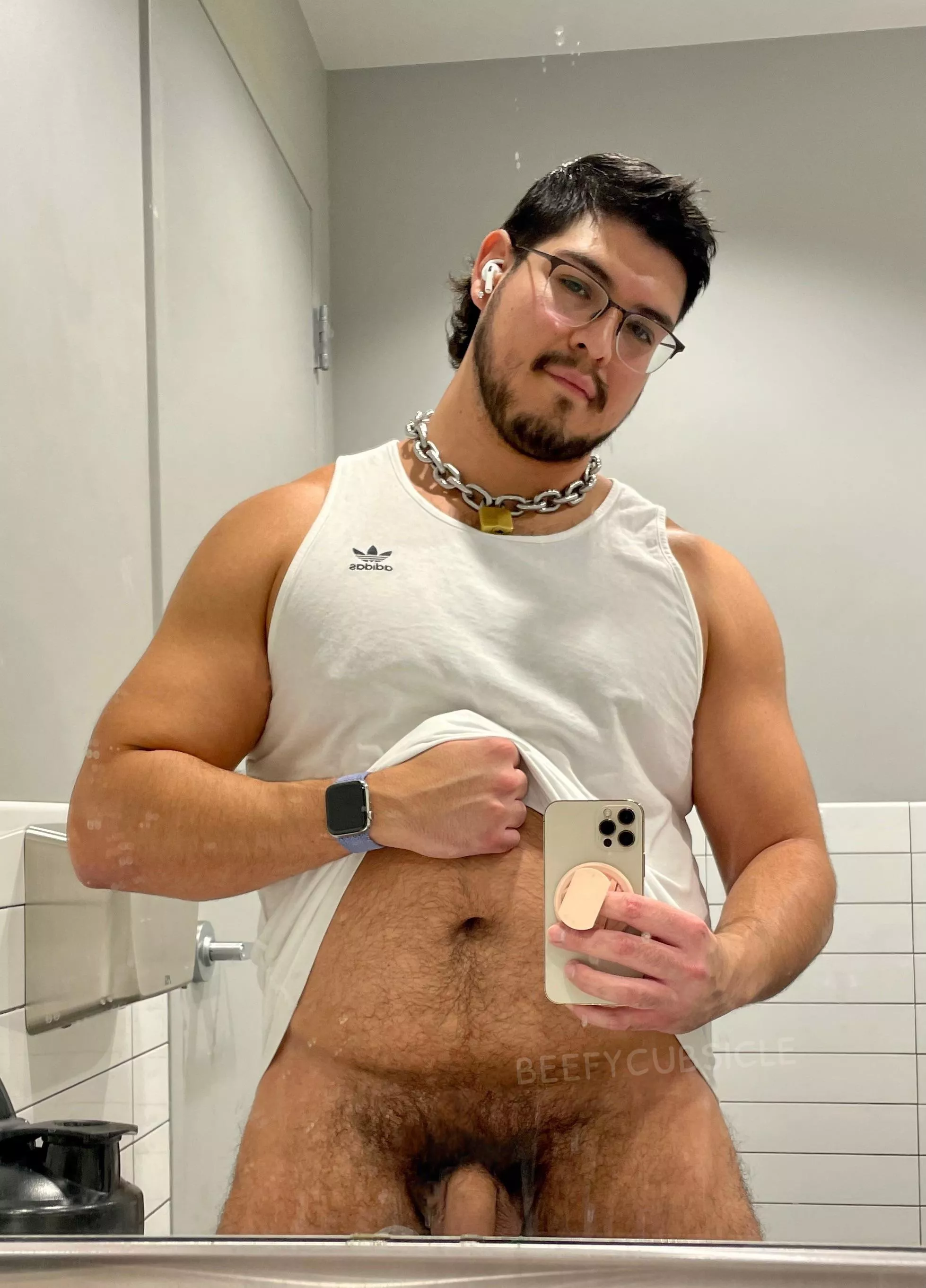 Found a nice semi private bathroom at my gym. Sniffing my musky pits got me hot and bothered 🤤