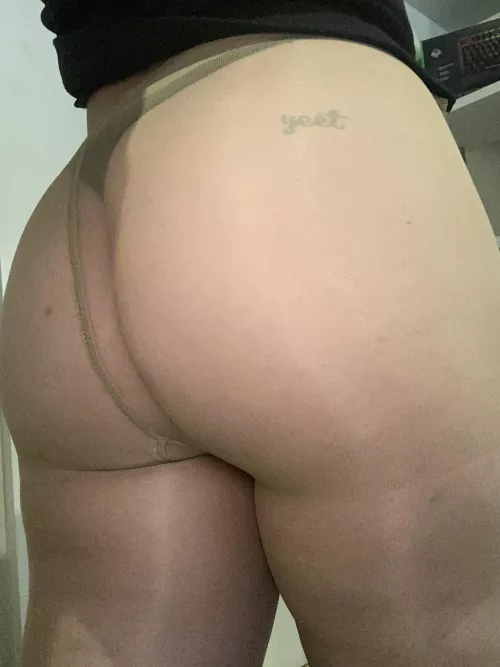 Happy hump day 😈 we love some Nude nylons 😜