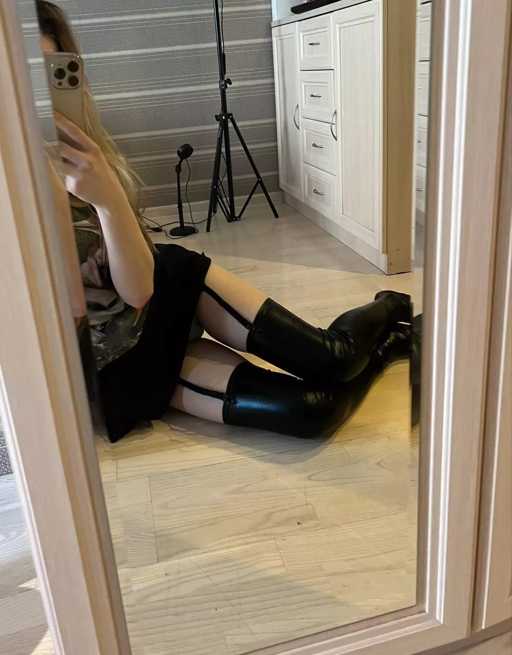 Leather stockings are the best, really sexy~