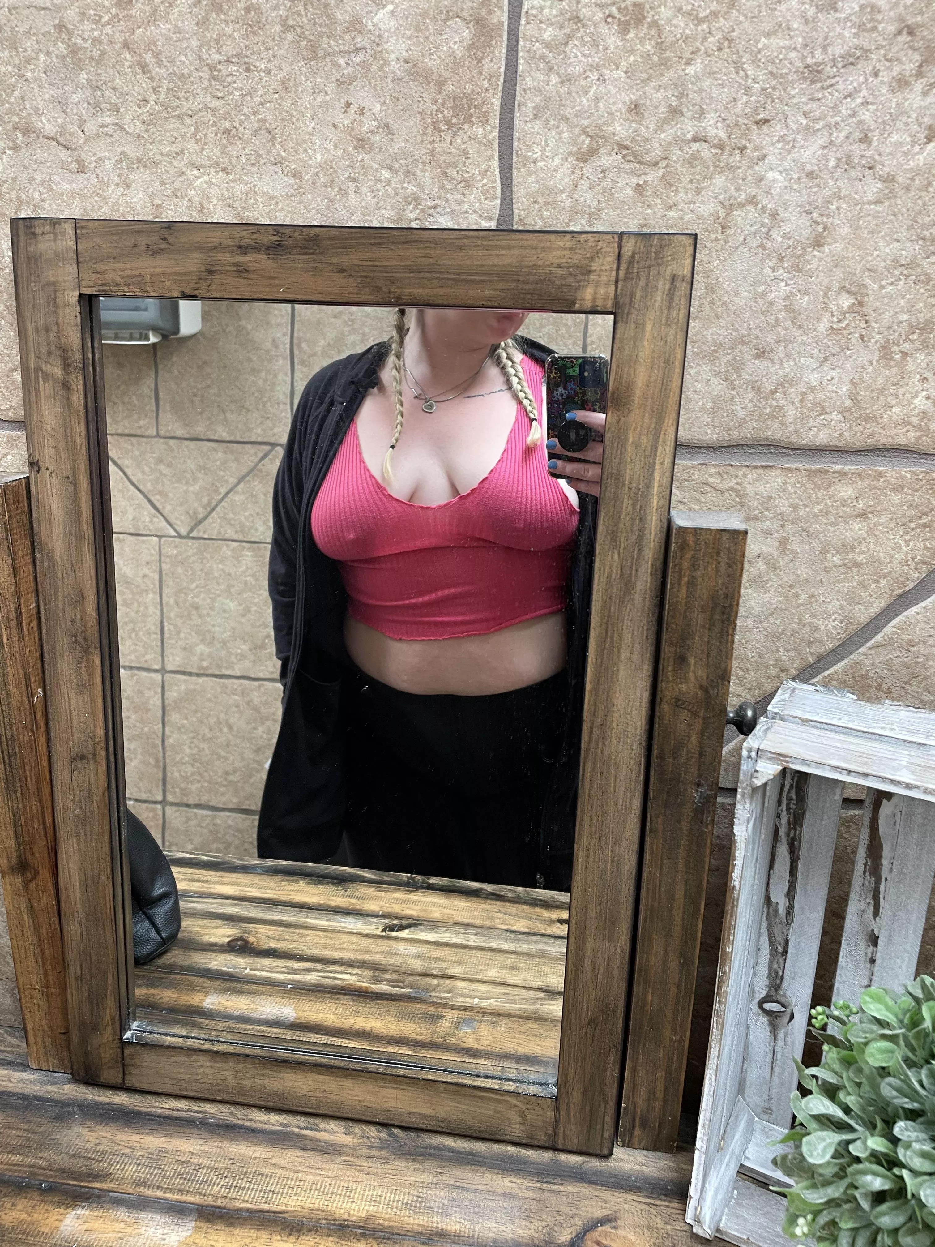 let em hang naturally babe 😌