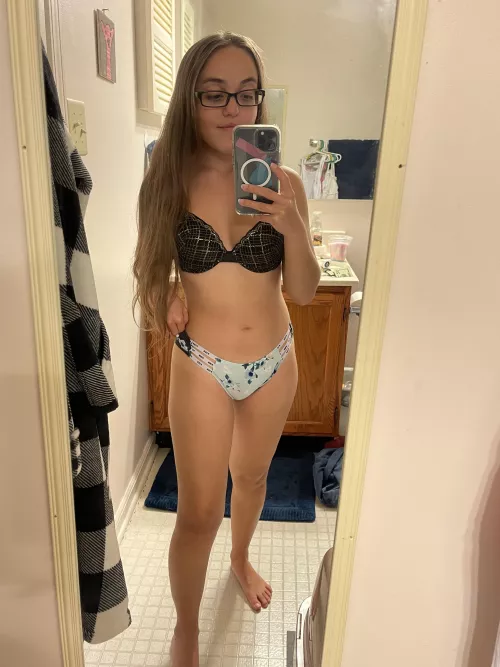 4’8 petite am I your type? 💙