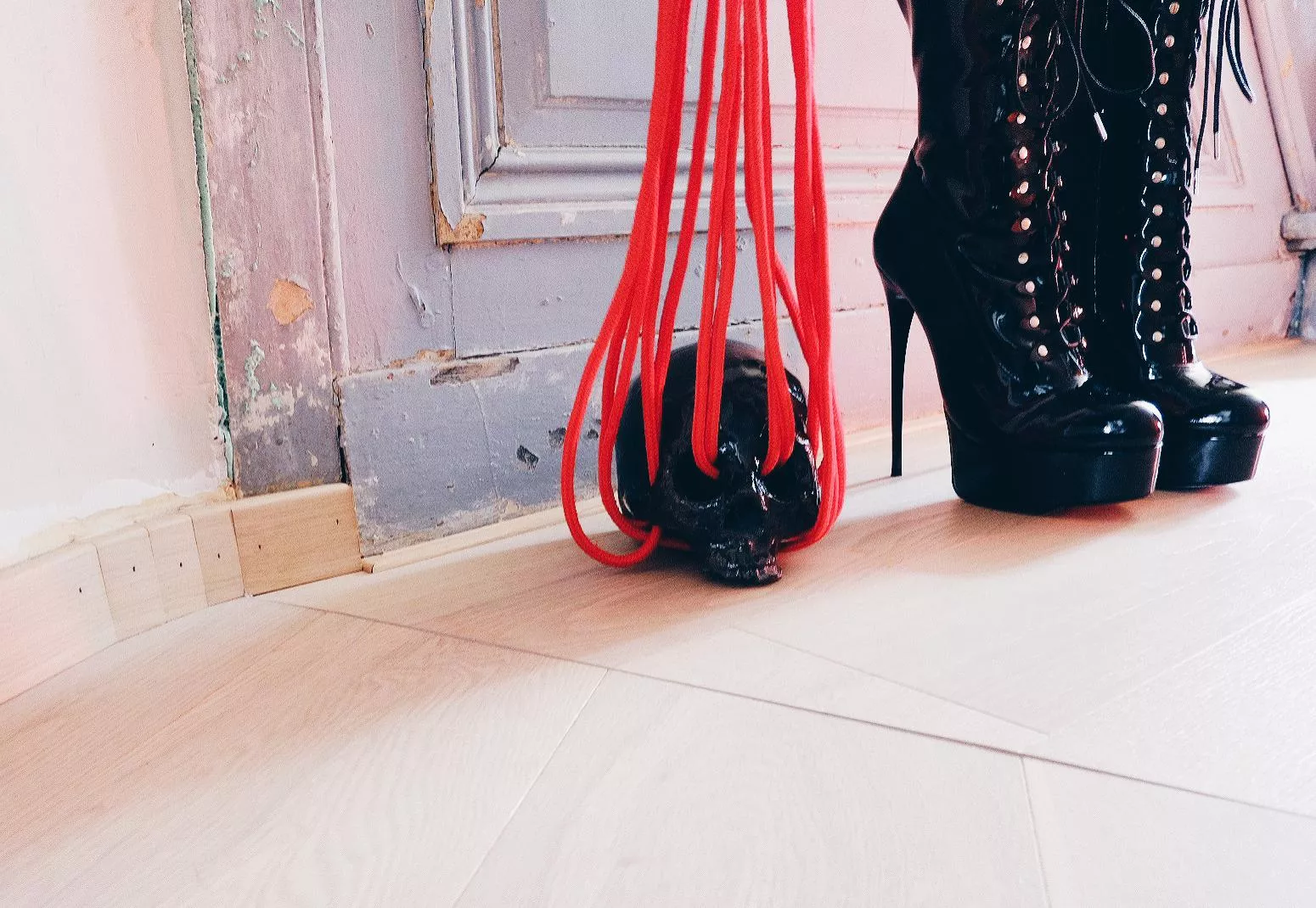 Any of you put rope on inanimate objects? I want to tie this skull but have no clue to what I could do. Ideas/tips welcome!!