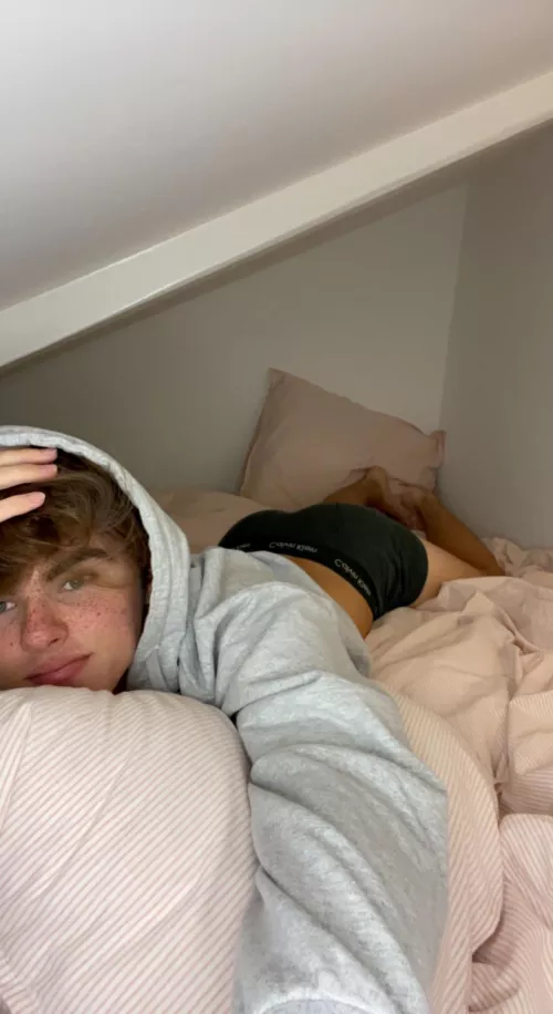 Comfy bed. Do you want to get in with me?