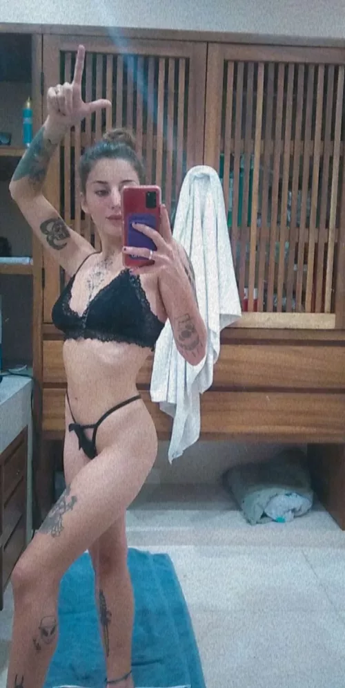 [domme] a loser like u only can have my attention worshipping all this perfection,u know it 😘👄