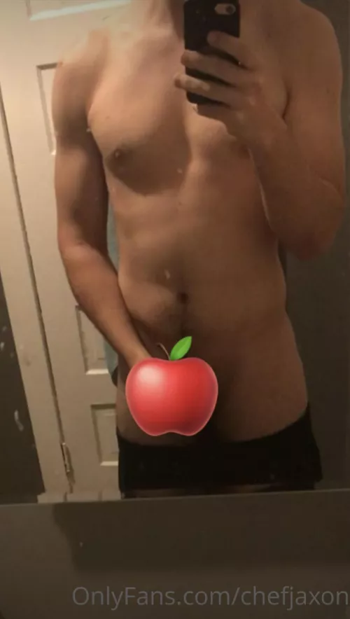Have a huge food fetish like me?😫Do yourself a favor and check out my free page, Chef Jaxon. It’s a well blended fusion of food and fun… if you know what I mean 😏 (pst, I’m using an apple under the 🍎👀)