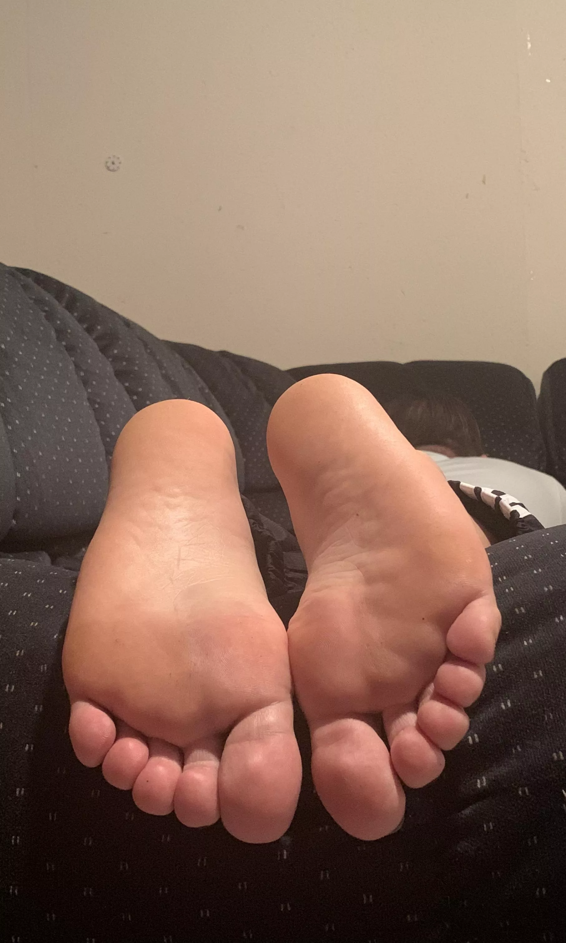 Hi, I’m new here! Size 12 + crazy ticklish = lots of fun!