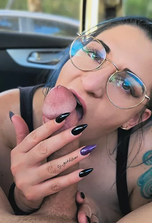 Those nails could do damage! 😉🍆