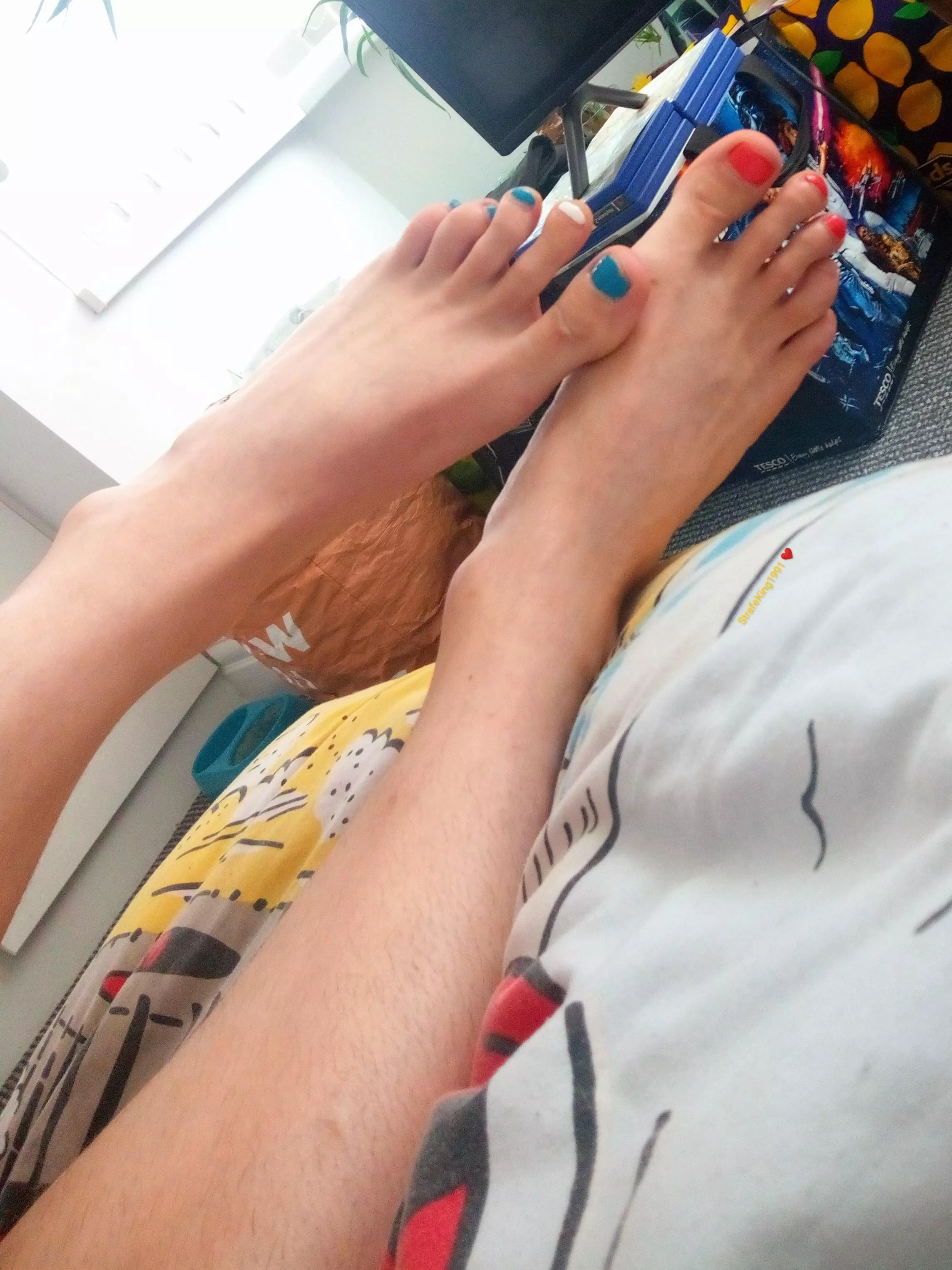 Which toe is your favourite? 🤔🙂👣❤️💙