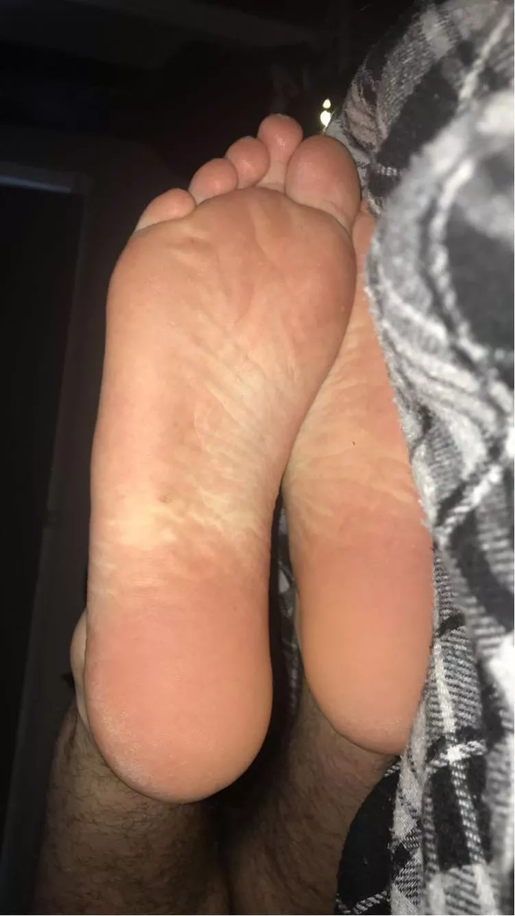 20 blonde athletic if you like weed and feet hmu