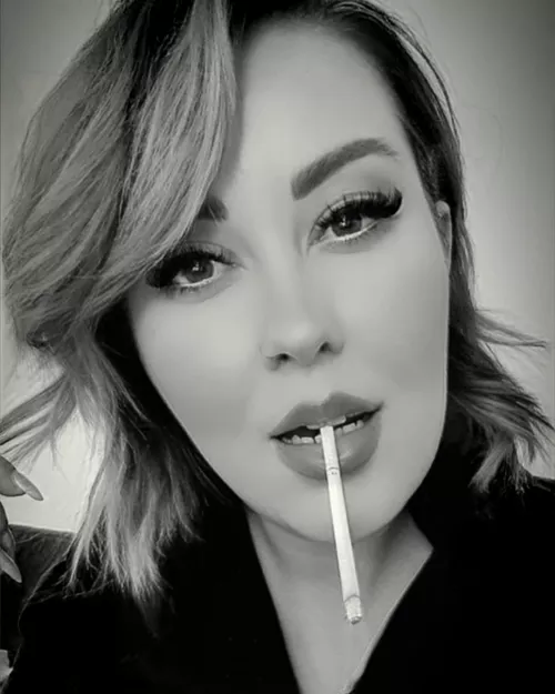 Bad girls smoke ! 😉 🤫