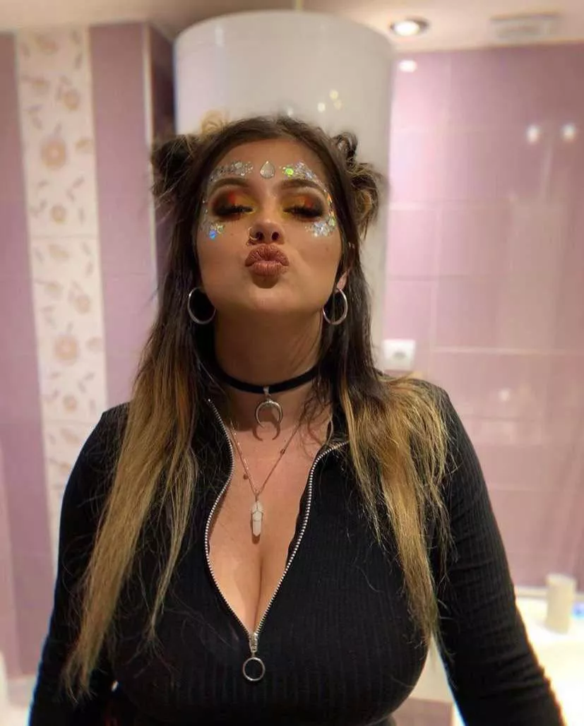 I want you to cum/spit over my slut for her nudes. (If you have a flesh light you get sex tape) Kik: bigboy199777