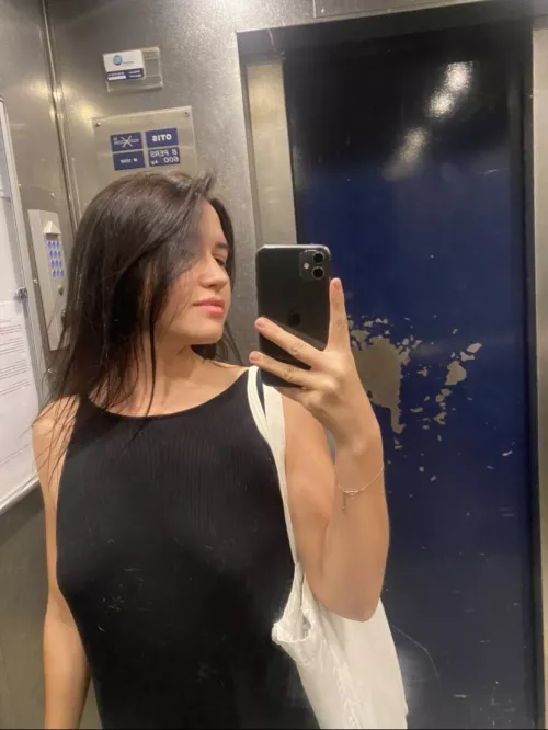 Is still somebody wearing a bra?😳🤫