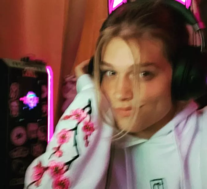 It's Femboi Friday!! >:)