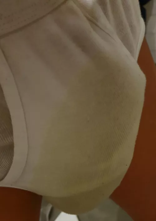 just a pissslut having pissed on himself