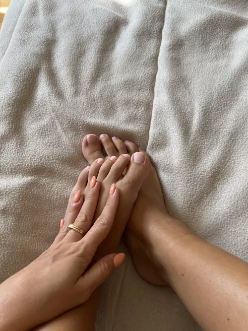 No pedi yet… who likes it ? 🔥😋