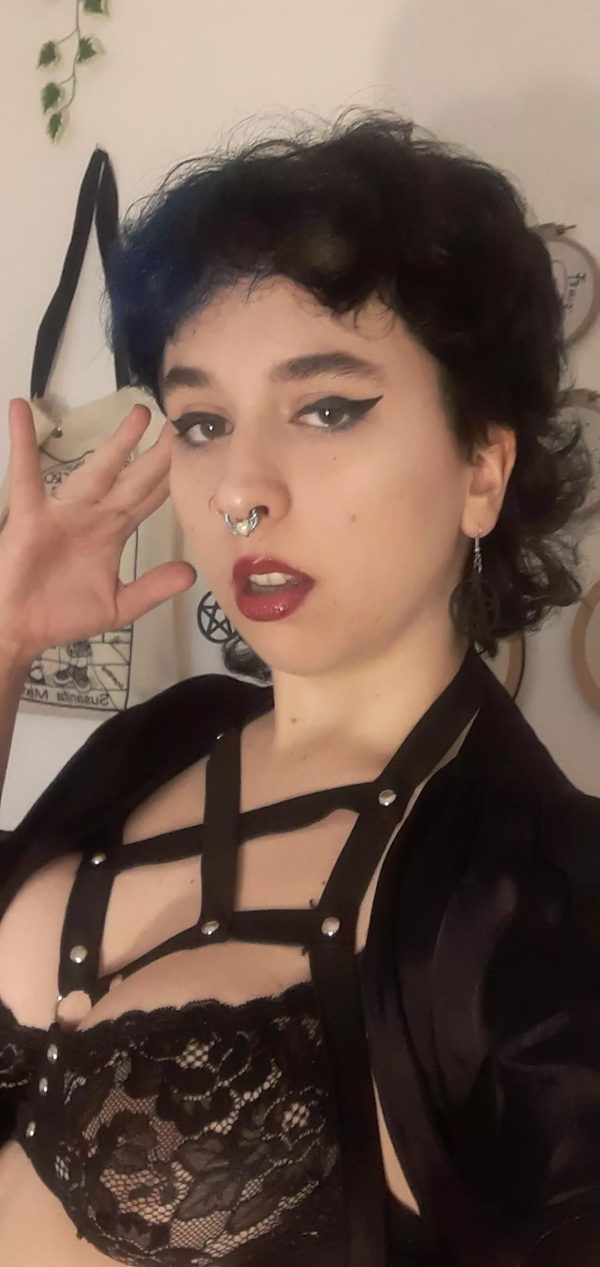 sharp eyeliner and glossy lips 💖