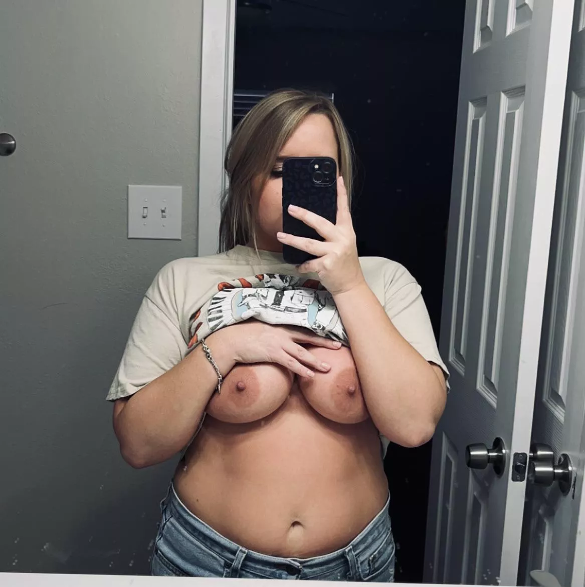 Stop sleeping on curvy girls. Or do, we make great pillows. 🤪 {F}