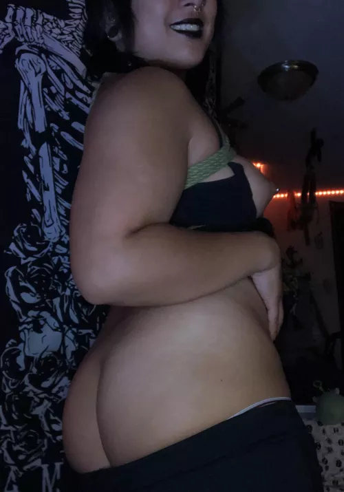 Wanna play with a juicy Filipina goth?🖤😈😘