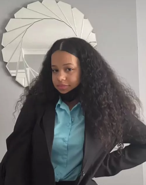 Dm if you can jerk to her live on cam on a second screen