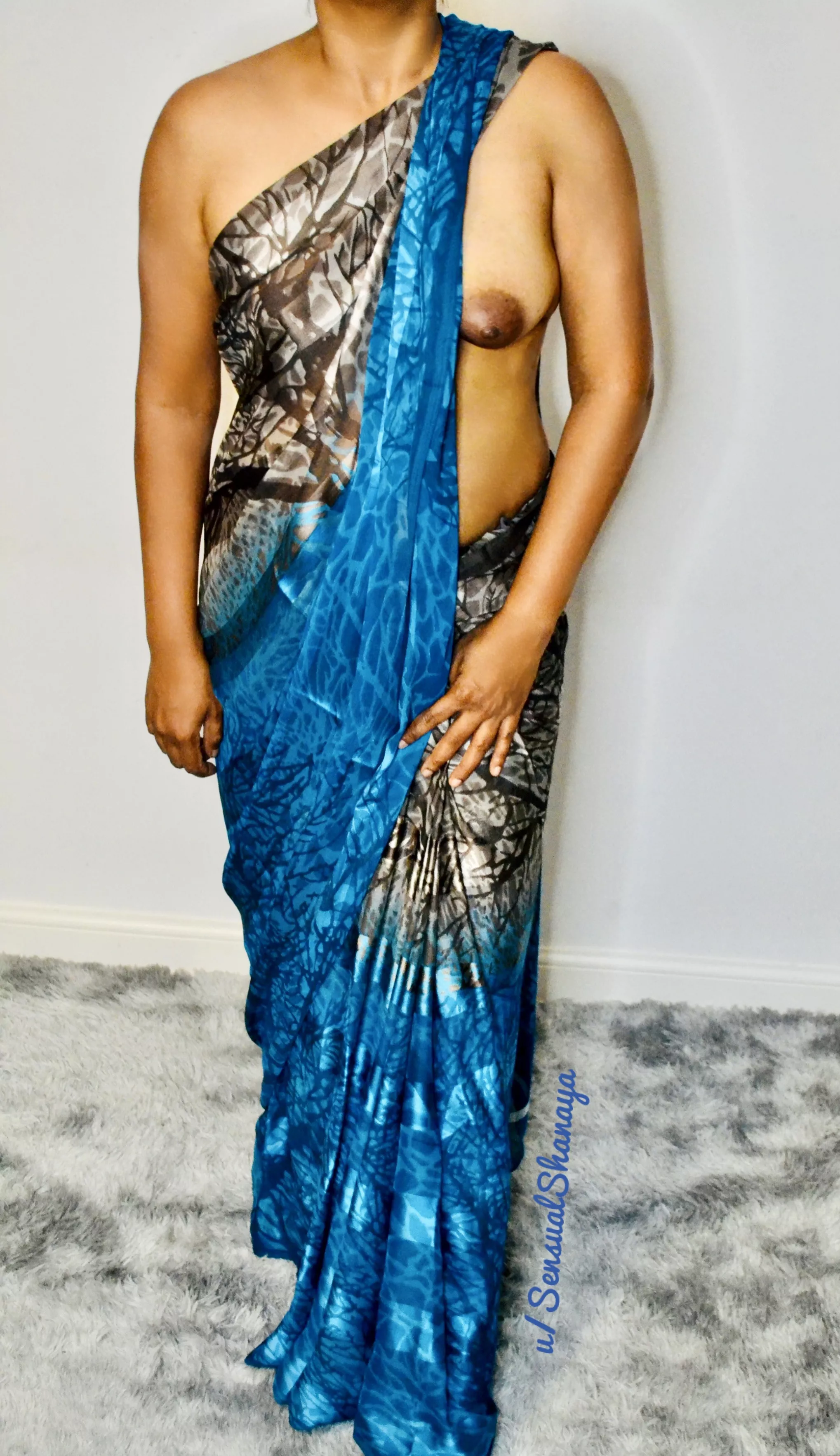 [f] Going for the traditional look, in my saree, for a party tonight