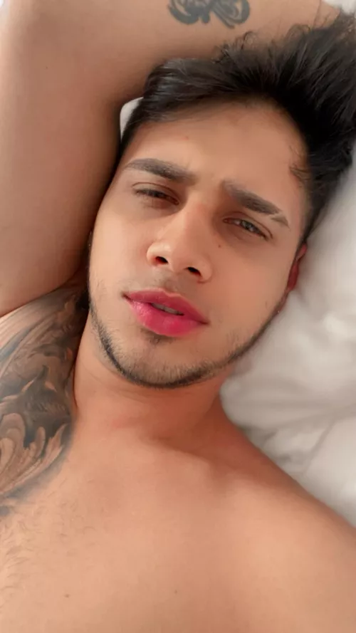 Good morning, it’s time to wake up! Happy Saturday! Someone to give me energy? Ahaha😈