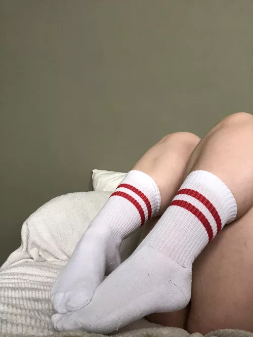 Happy weekend! Come admire my perfect socks and feet😇