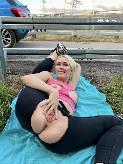 I love showing my pussy to guys and guys like that i love doing it😀😀