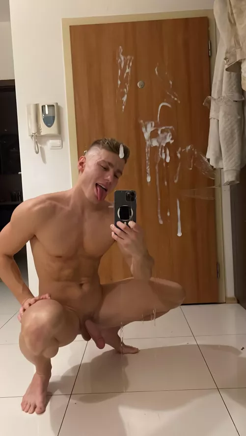 I need someone to clean my mirror😈