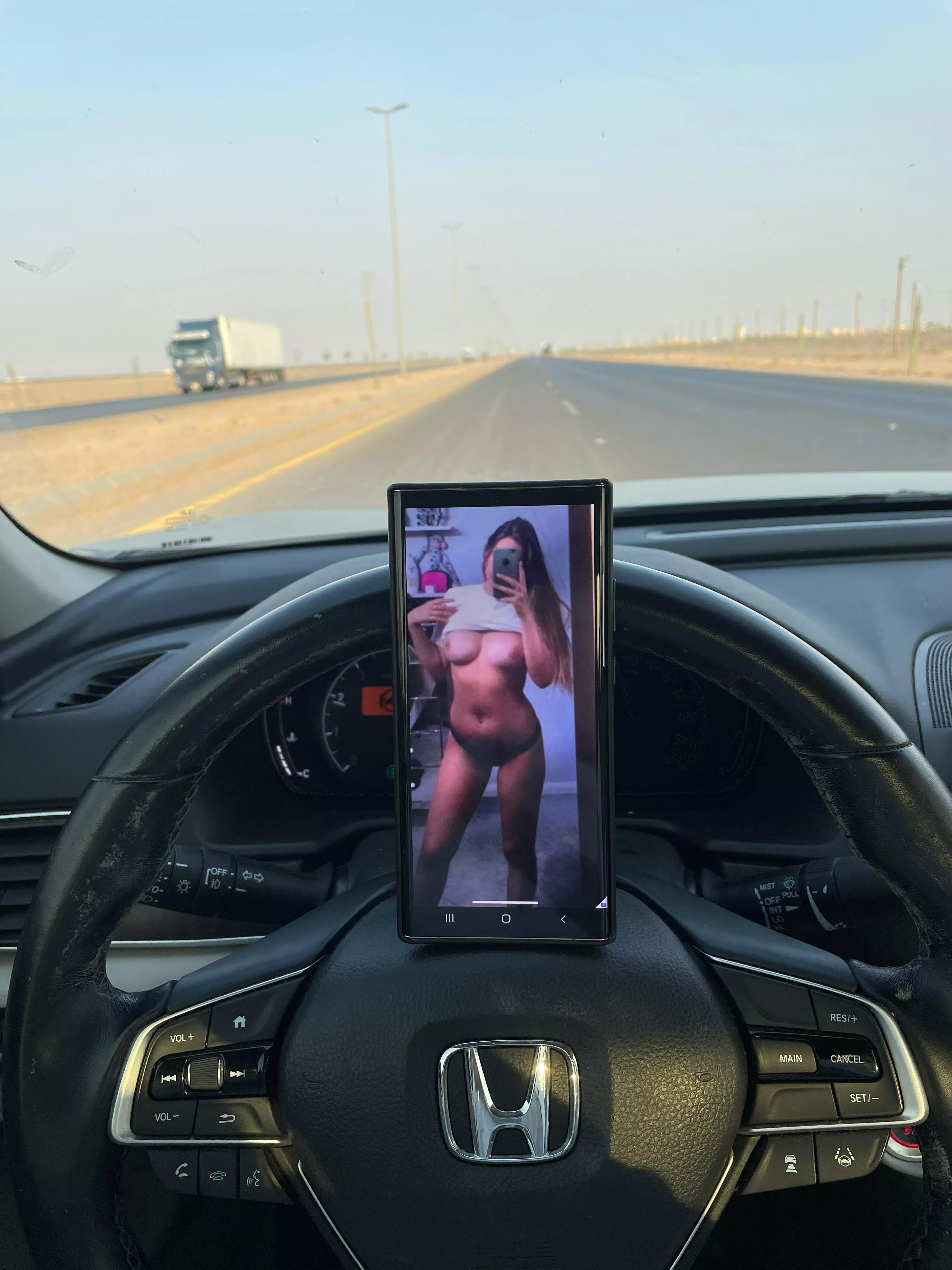 I want your girl to accompany me through the desert highway. Dm 🏜