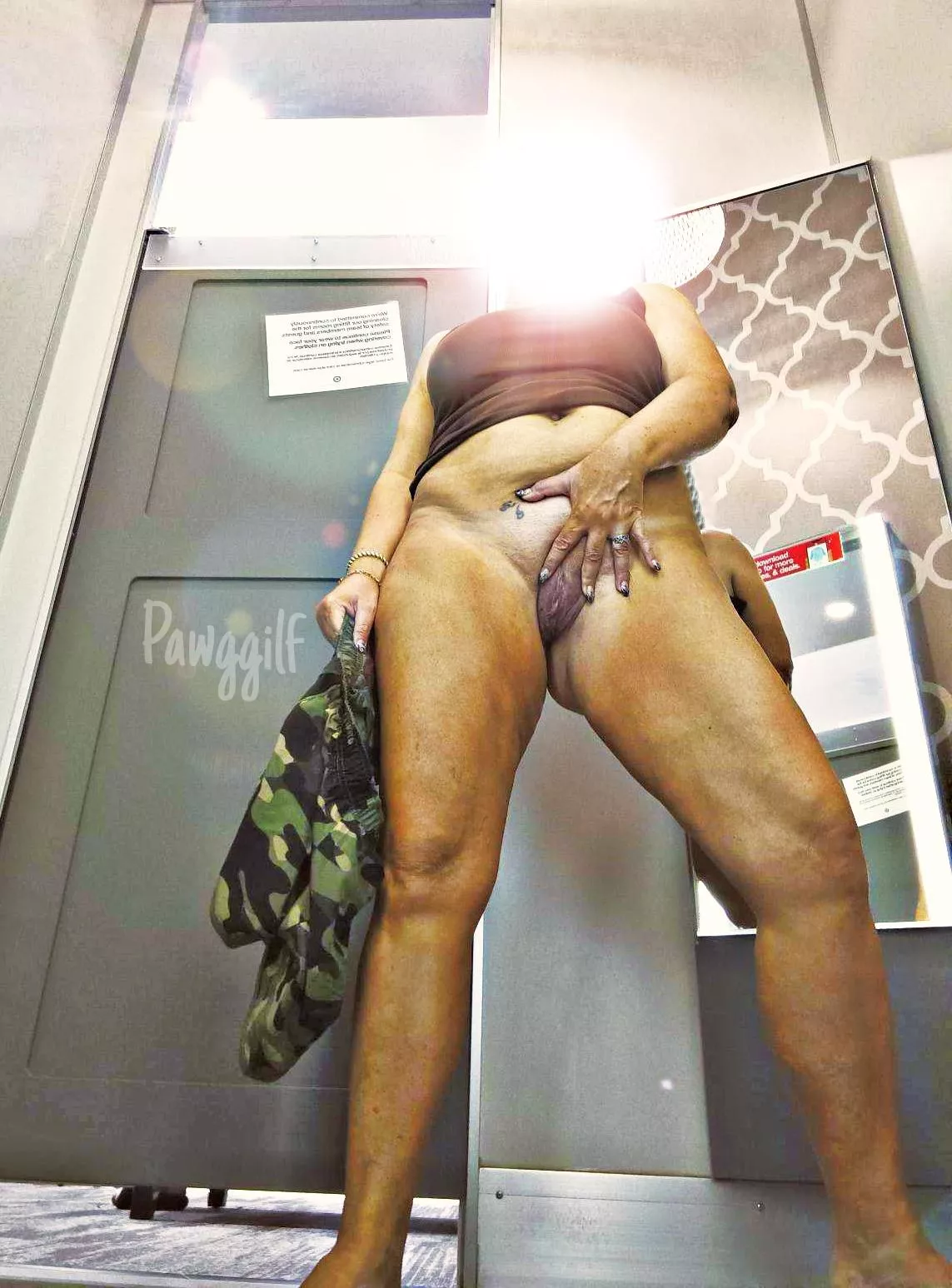 I wonder who saw me shopping and wants to suck my experienced GILF pussy 🖕💦🍊