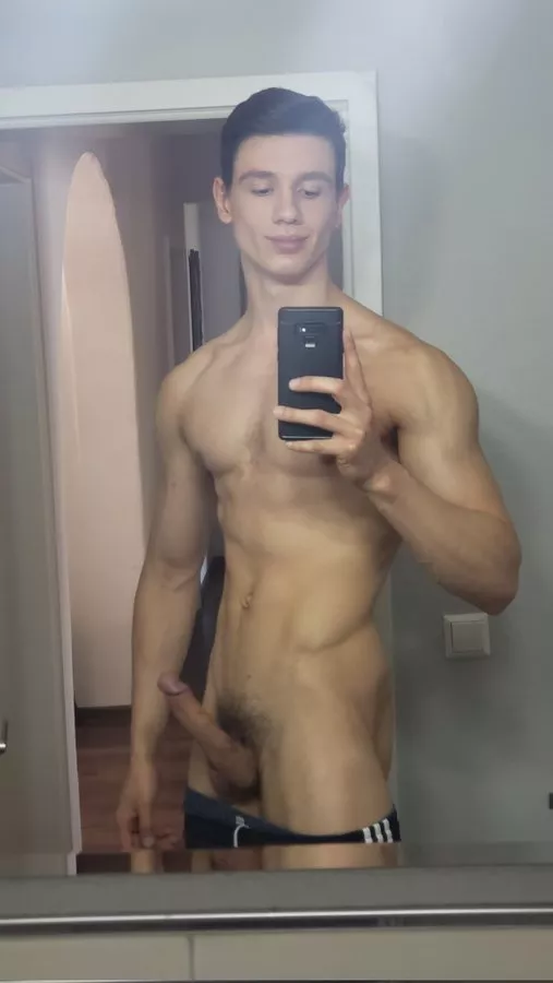 It stands up all on its own 😏