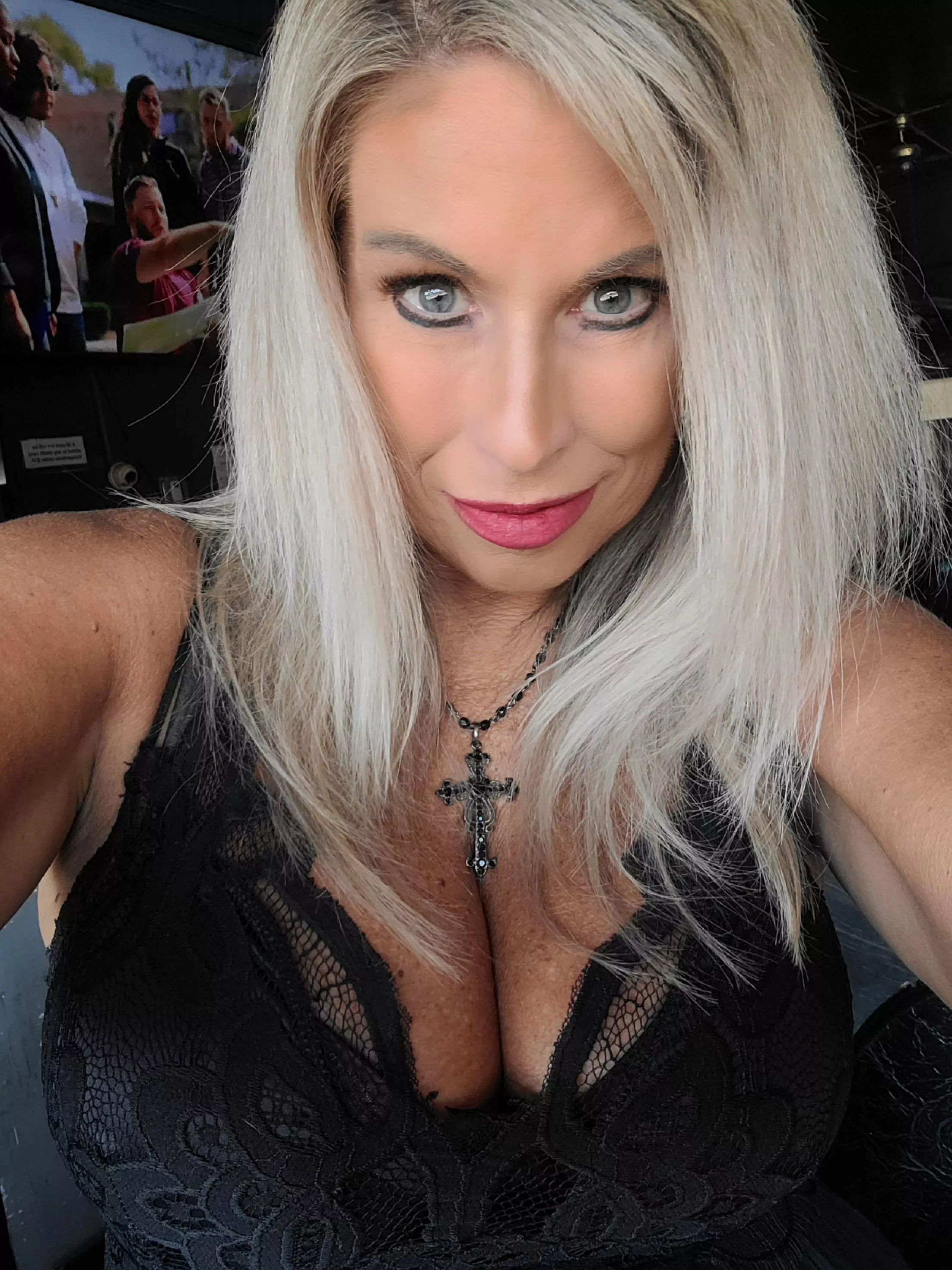 it's Friyay and I'm pouring...pick your poison 🖤💀