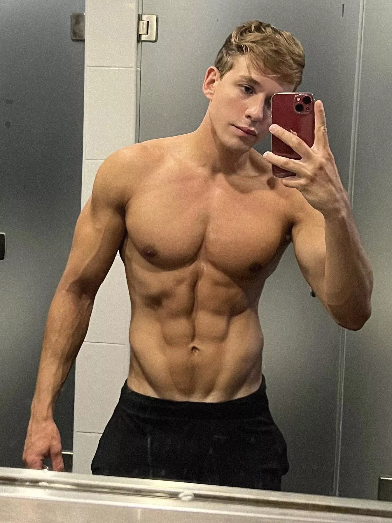 Last of the week guys👀 do you like my summer tan?