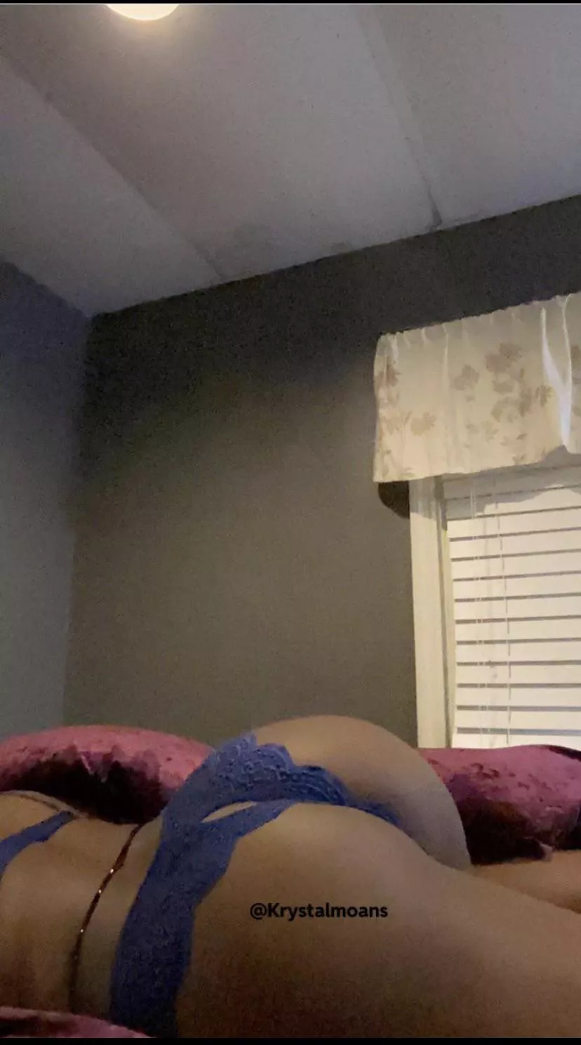 Lay ur head on this 🍑 and cum play with me☺️💖