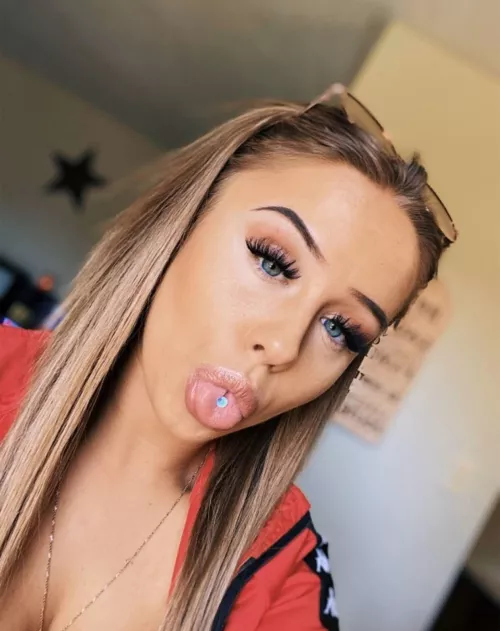 Ontario girl here, heard the dicks are bigger in Alberta 😈 my bf went out with friends against my wishes so entertain me while he’s gone and I’ll make it worth your while 😘 [f]