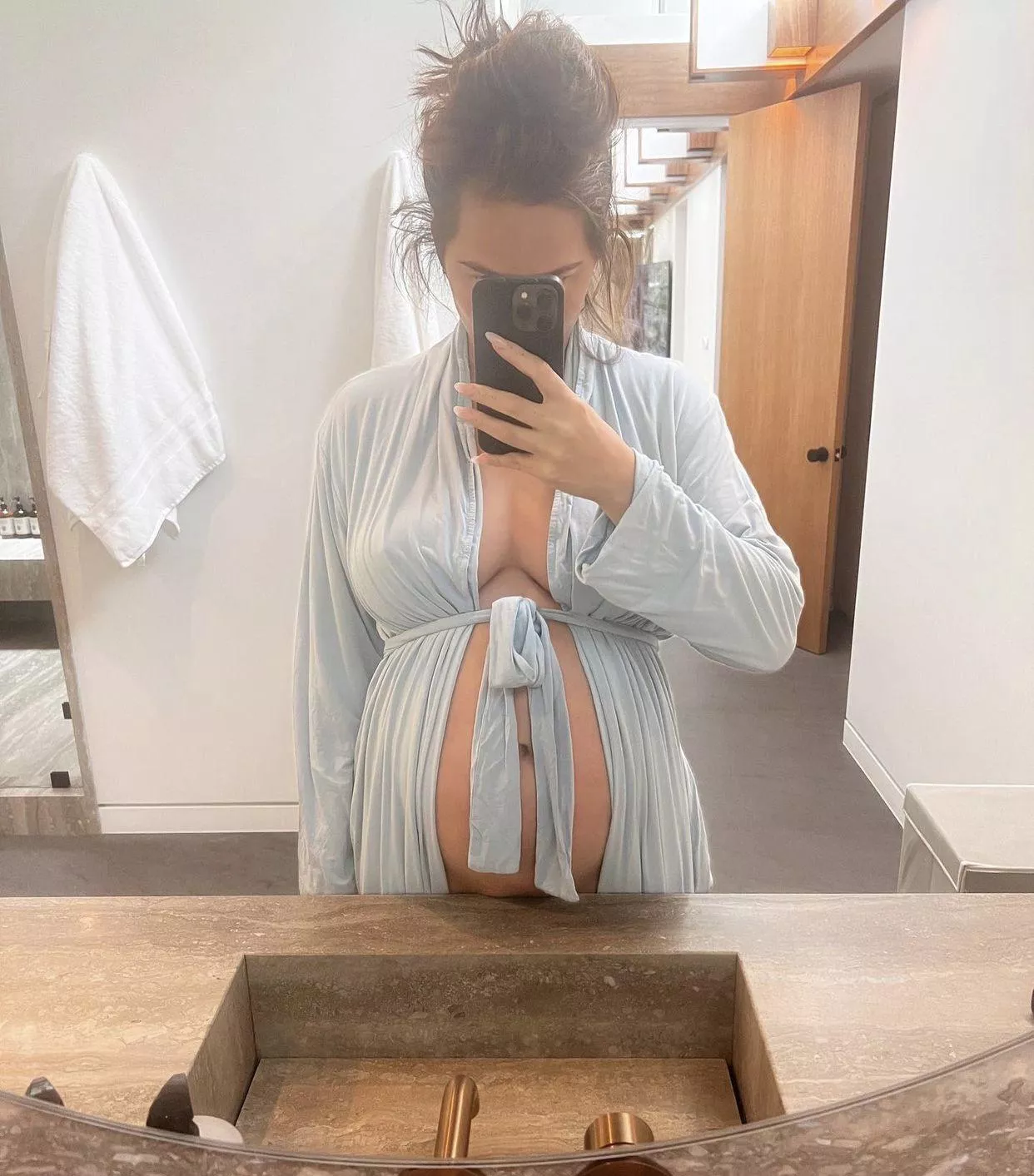 Pregnant Chrissy Teigen is really turning me on