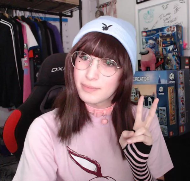 take a wild guess on what my favorite color is 💖