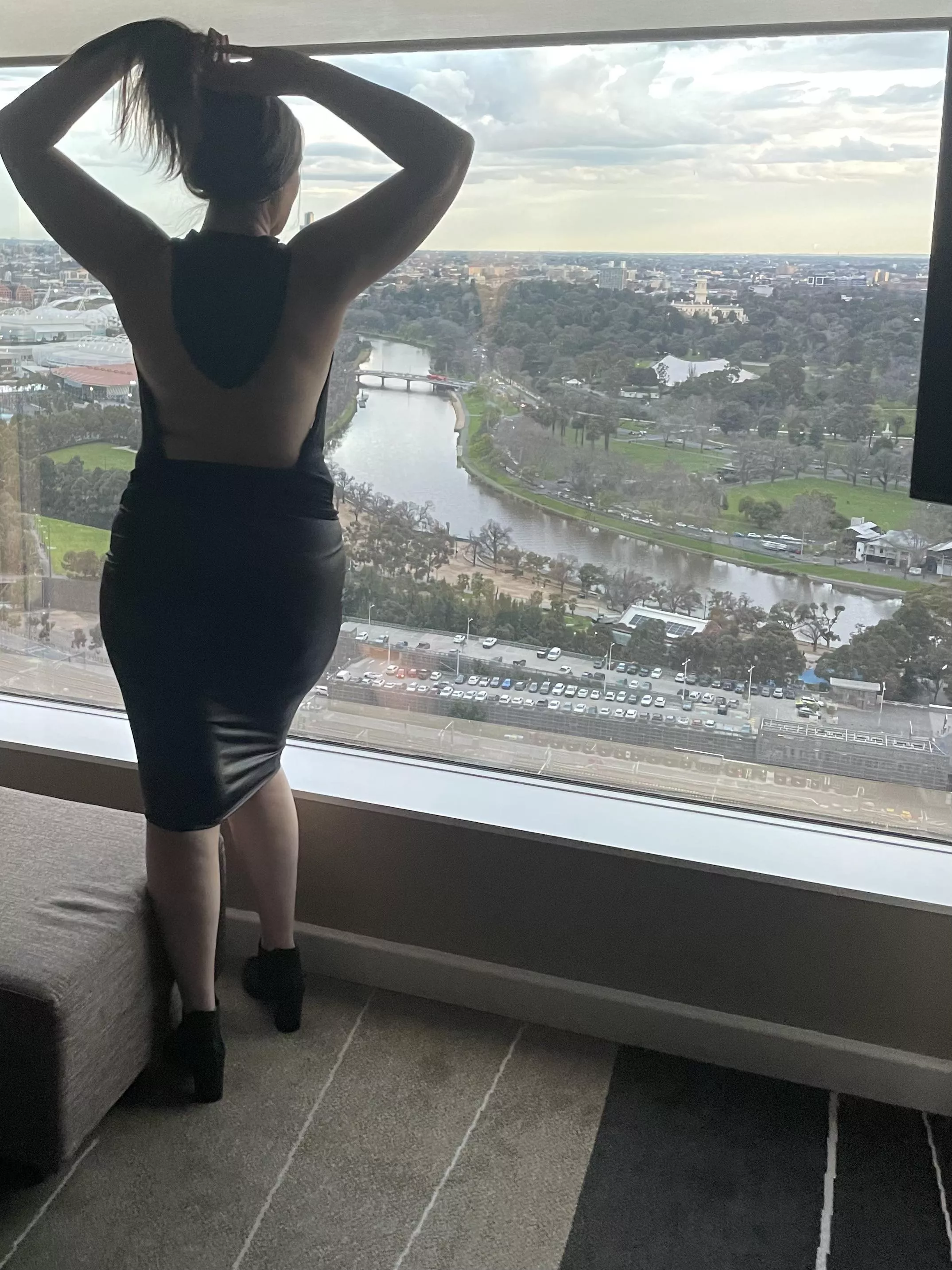 Tight latex skirt of the wife