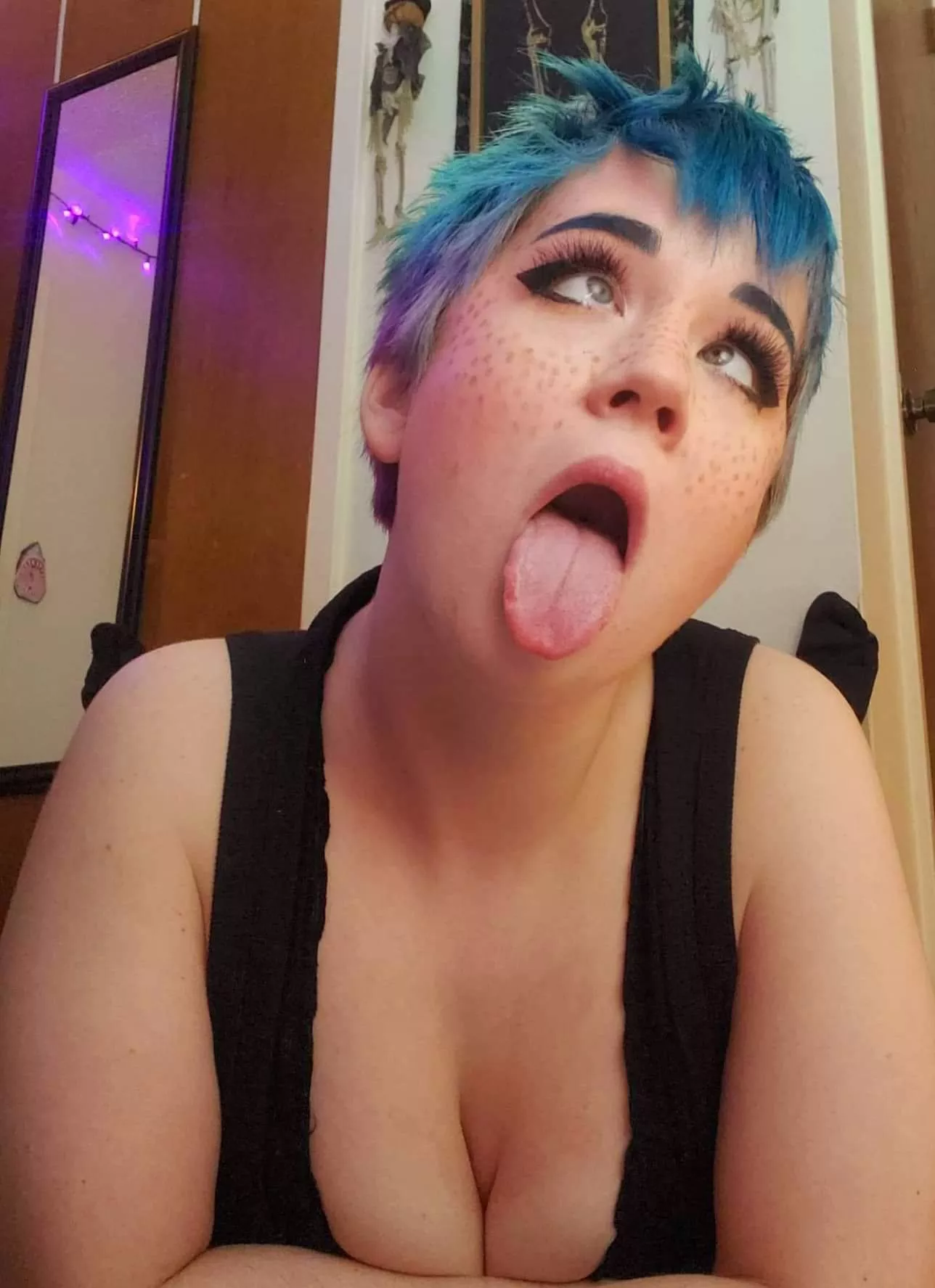 Would you let me drool on your cock? 😋